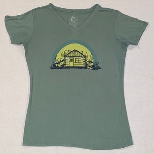 Chaco women’s green with cabin picture short sleeve organic cotton shirt size M